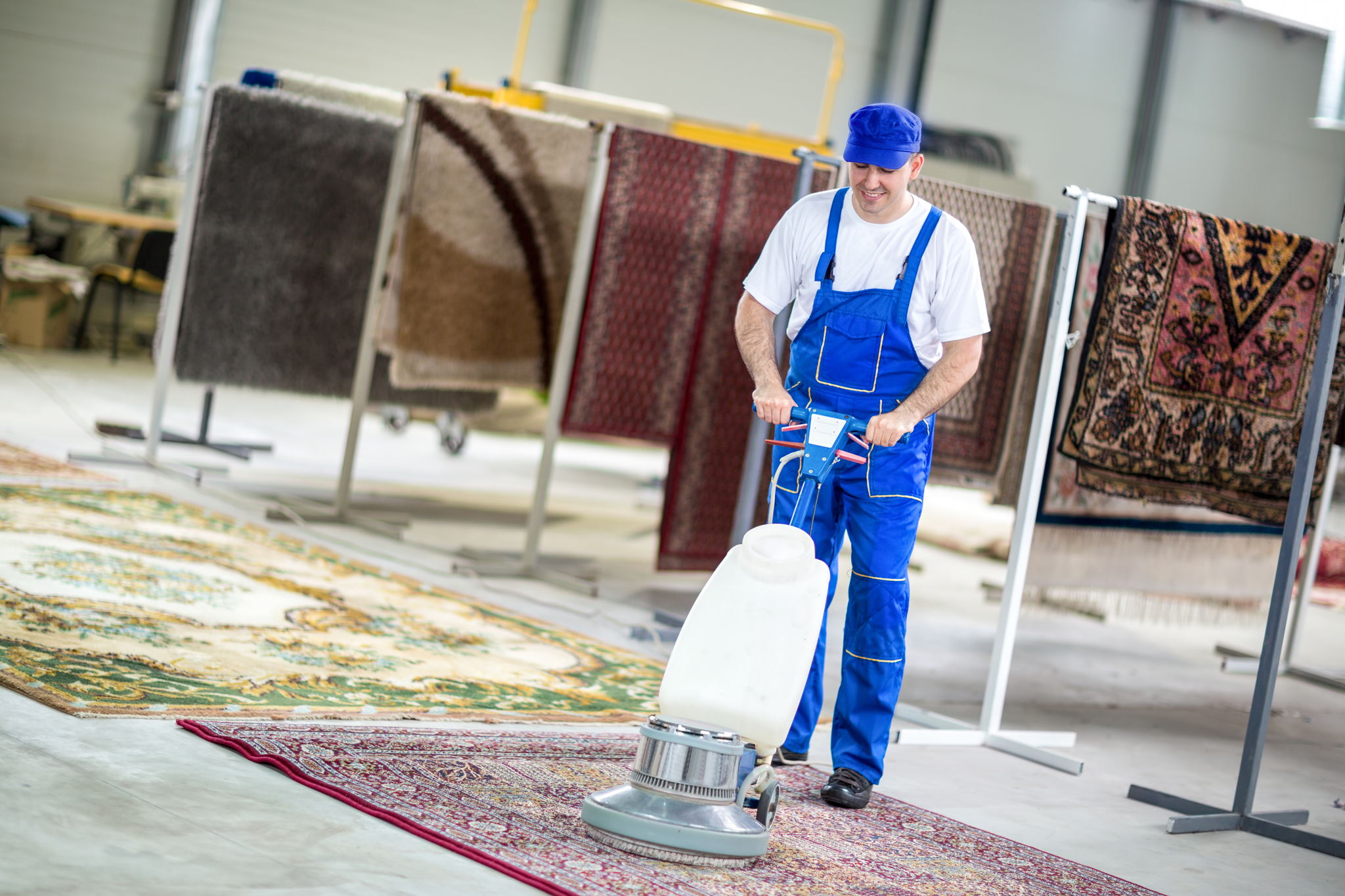 Worker cleaning carpet2